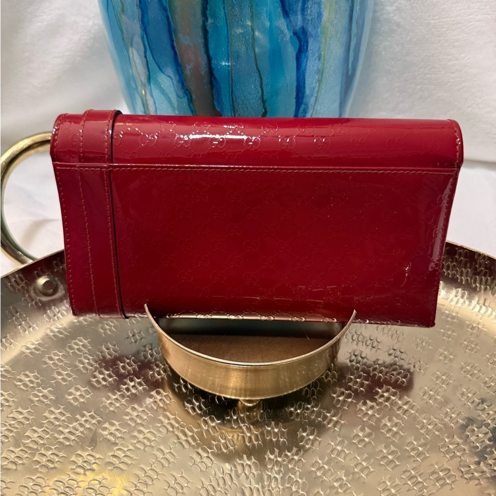 Gucci Red Clutch with Glossy Finish and Fold-Over Design - Picture 2 of 15